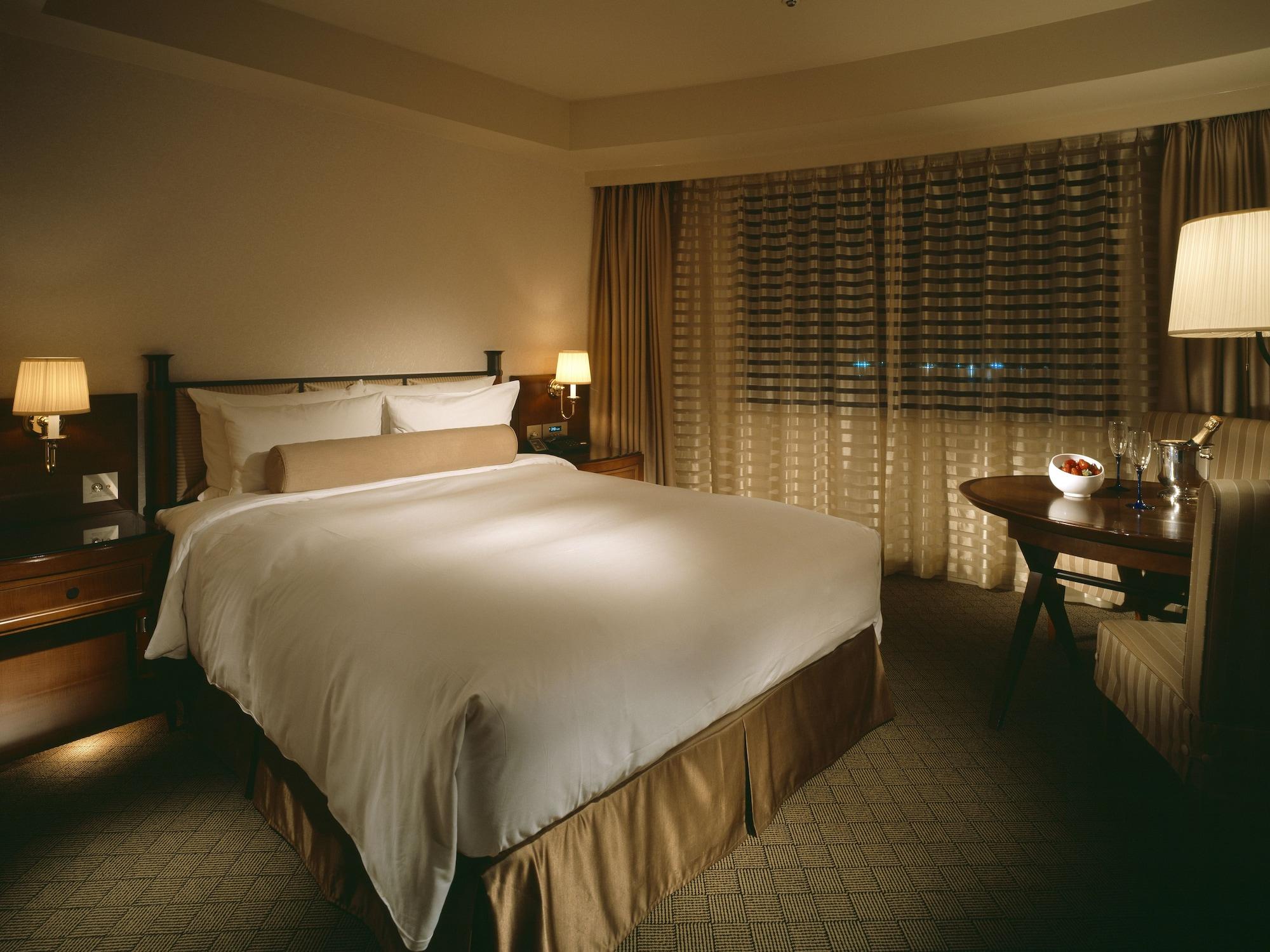 Miyako Hotel Gifu Nagaragawa מראה חיצוני תמונה A bedroom at the Mandarin Oriental, Hong Kong