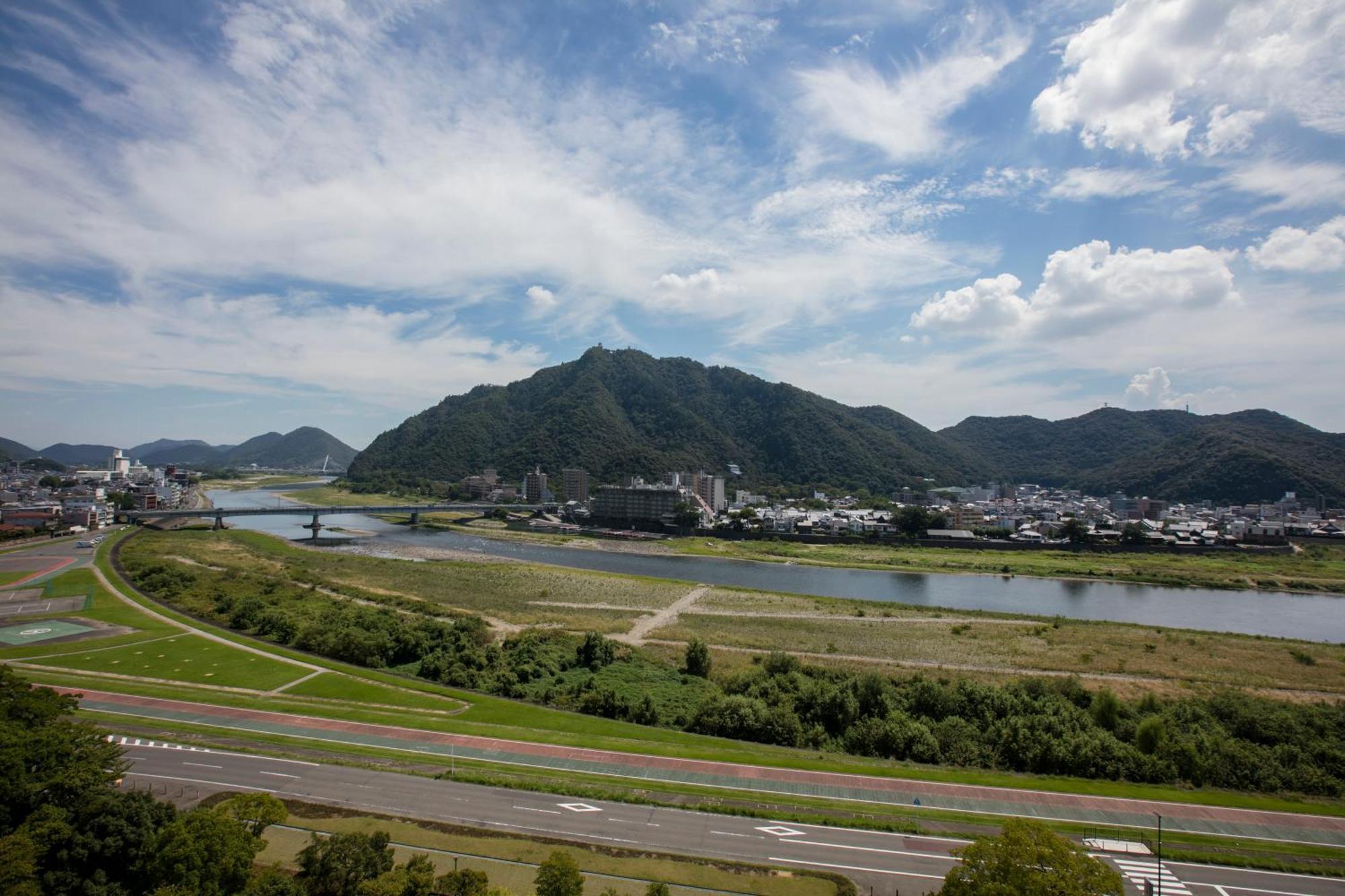 Miyako Hotel Gifu Nagaragawa מראה חיצוני תמונה View of the town