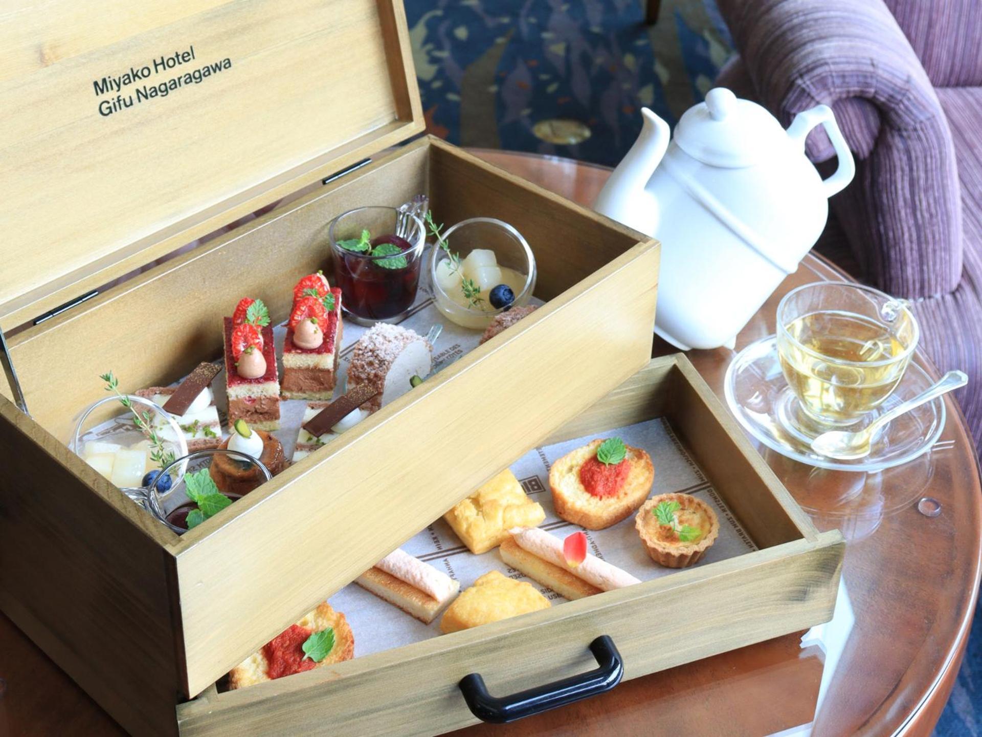 Miyako Hotel Gifu Nagaragawa מראה חיצוני תמונה Afternoon tea at the hotel